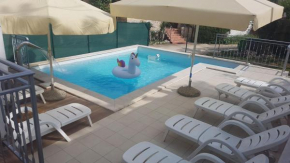 Ferienhaus mit eigenem Außenpool in Rakotule